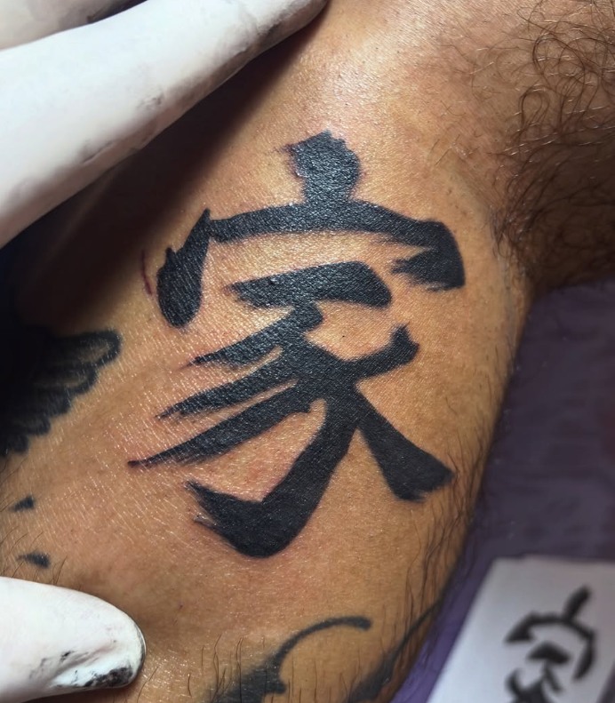 Tatuagem de caligrafia oriental Kanji pincelada em preto sólido