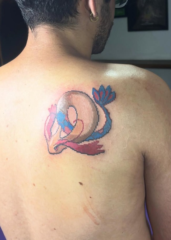 Tatuagem do Pokémon Milotic em estilo pixel art colorido