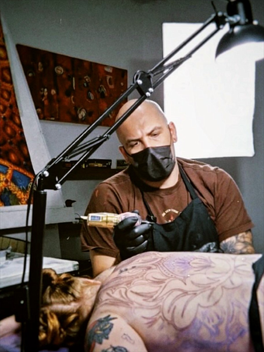 Rômulo Nato tatuando no estúdio