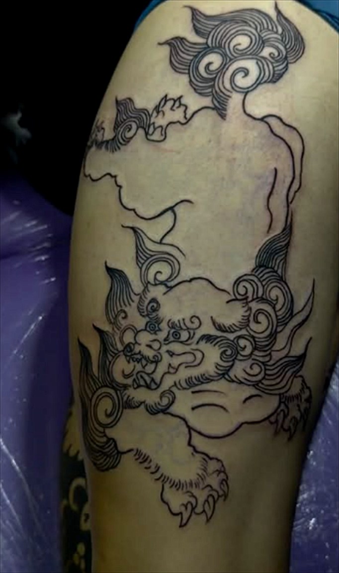 Tatuagem linework de leão guardião oriental